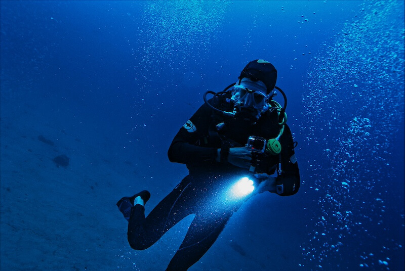 How tight should a wetsuit be
